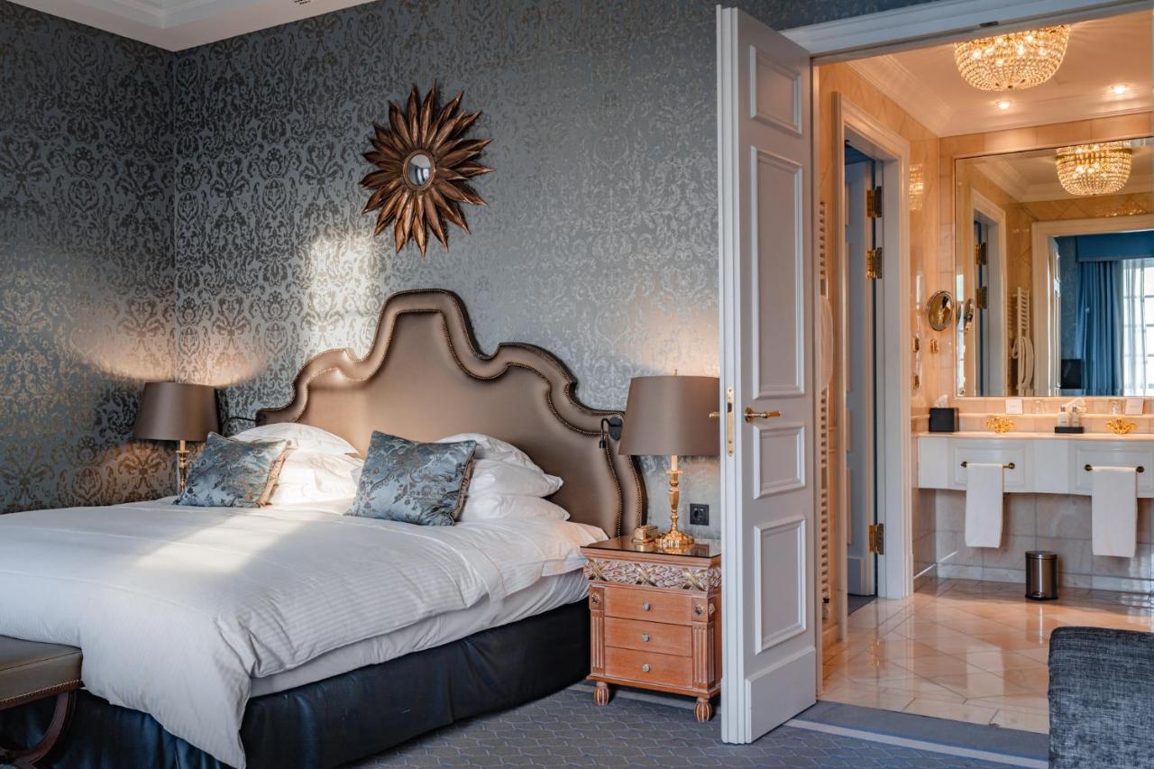 Althoff Grandhotel Schloss Bensberg Bergisch Gladbach Luaran gambar A bedroom at the hotel