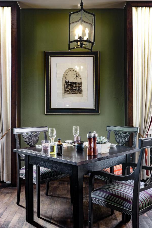 Althoff Grandhotel Schloss Bensberg Bergisch Gladbach Luaran gambar A wine tasting at a winery in Napa Valley, California