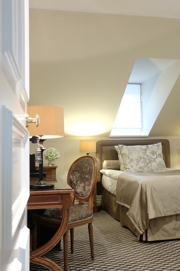 Althoff Grandhotel Schloss Bensberg Bergisch Gladbach Luaran gambar A room at the hotel